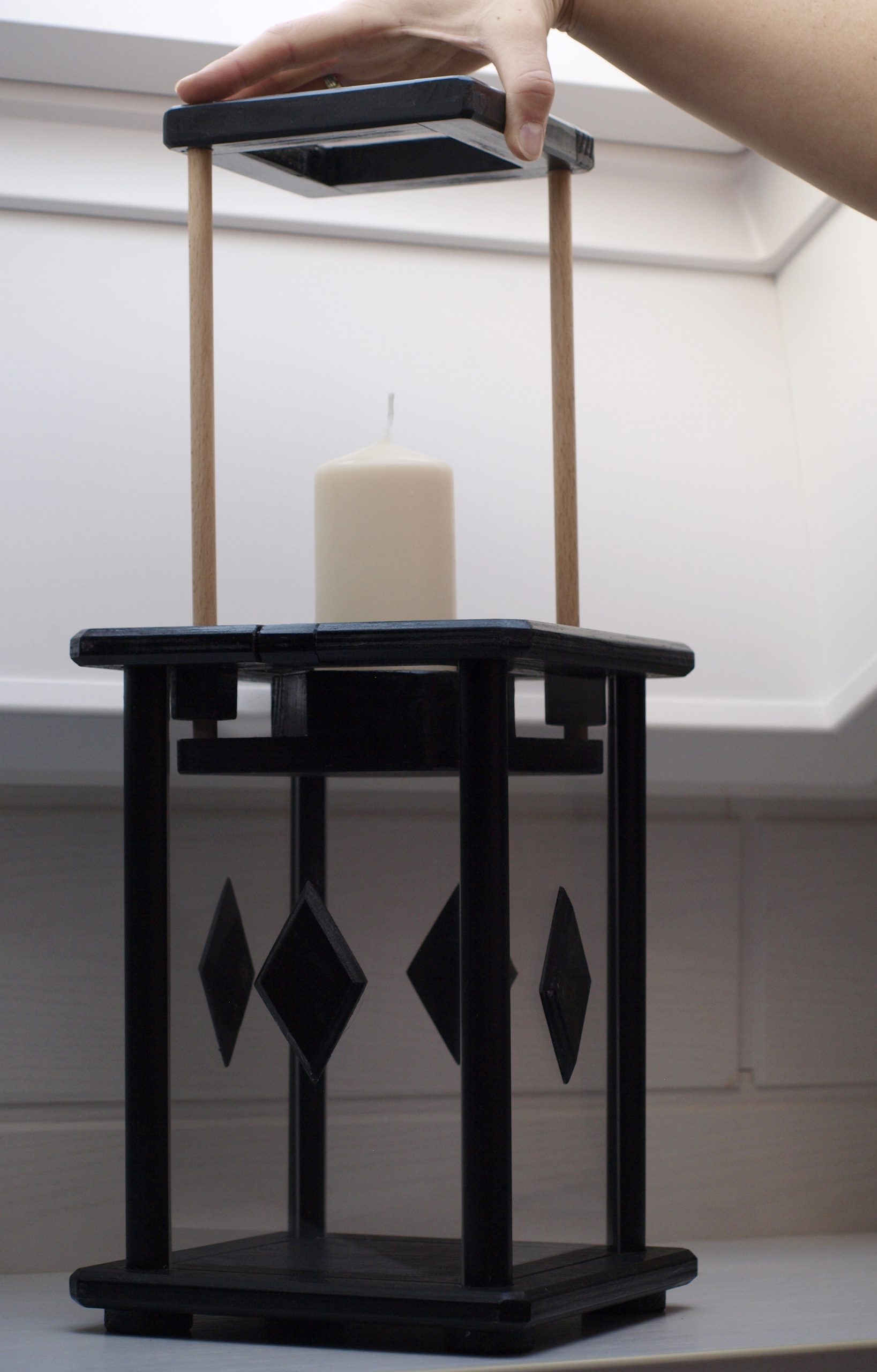Dekolampe, Holz, schwarz, mit Rauten – Bild 6