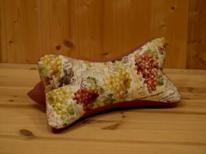 Leseknochen, Nackenkissen, brombreer mit Weinreben-Motiv